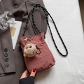 Mini borsa a tracolla in nylon rosa antico con tracolla intrecciata e charm in peluche - Con Ciondolo / Rosa scuro