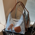Grande borsa tote in denim azzurro con tracolla in pelle marrone e stile vintage chic - Blu