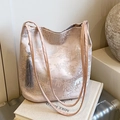 Borsa a spalla rosa champagne con ricamo paesaggio orientale e nappina in seta lucida - Rosa