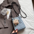 Mini Umhängetasche aus hellblauem Nylon mit gewebtem Gurt und Plüsch-Monster-Anhänger - Mit Anhänger / Hellblau