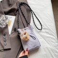 Kleine lila Nylon Umhängetasche für Handy mit Plüsch-Anhänger und gestreiftem Gurt - Mit Anhänger / Lila