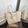 Sac cabas crème avec motif de dessin animé gaufré et breloque élégante en perles - Blanc + Pendentif Nœud en Perles et Dentelle