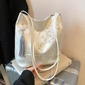 Borsa sottobraccio in stile cinese con ricamo floreale rosa e dettaglio nappina - Bianco