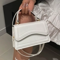 Weiße Damenhandtasche mit Wellenprägung, Kunstleder und edlen goldenen Beschlägen - Weiß