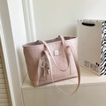 Sac fourre-tout en similicuir rose avec chats gaufrés et pendentif en perles - Rose + Pendentif Nœud en Perles et Dentelle