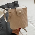 Schicke beige gewebte Beuteltasche mit verstellbarem Schultergurt und Metallschnalle - Cremeweiß