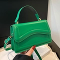 Modische hellgrüne strukturierte Handtasche mit glänzender Optik und Goldverschluss - Grün