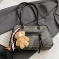 Borsa tote retrò grigio-verde con spalline nere e ciondolo orsetto su un blazer - Nero Con Ciondolo A Forma Di Orsetto