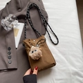Braune Mini-Handytasche aus Canvas mit geflochtenem Gurt und Plüschmonster-Anhänger - Mit Anhänger / Braun