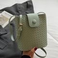 Bolso saco trenzado verde pálido con hebilla metálica y correa de hombro ajustable - Verde