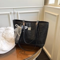 Sac cabas noir en similicuir avec motif cœurs gaufrés et breloque en dentelle - Noir + Pendentif Nœud en Perles et Dentelle