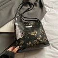 Borsa a tracolla in tela nera con ricami di farfalle dorate e fondo in pelle - Nero
