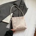 Borsa a secchiello in seta rosa con ricamo elegante e ciondoli con nappe argentate - Rosa Con Ciondolo A Nappa
