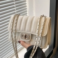 Borsa a tracolla trapuntata crema con catena e chiusura a scatto in strass argentati - Bianco