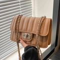 Borsa a tracolla trapuntata color cammello con chiusura a scatto in argento e cristalli - Cachi