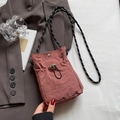 Mini Umhängetasche aus Nylon mit Kordelzug in Ziegelrot und gewebtem Trageriemen - Ohne Anhänger / Dunkelrosa