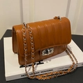 Borsa a tracolla trapuntata color caramello con fibbia di strass su libri bianchi - Marrone