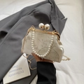 Sac à main brodé de style chinois beige avec chaîne de perles et fermoir en métal doré - Blanc