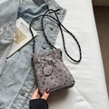 Borsa a tracolla in velluto grigio con cuori e fiocchi neri e tracolla in corda intrecciata - Grigio