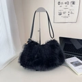Bolso tipo cubo de peluche negro con herrajes dorados y textura de piel sintética suave - Negro