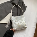 Secchiello in raso bianco con elegante ricamo a farfalla e nappina argentata lunga - Blu Con Ciondolo A Nappa