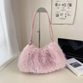 Bolso cubo rosa de piel sintética suave con correa de cuero y detalles metálicos dorados - Rosa