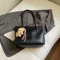 Klassische schwarze Leder-Tragetasche mit FASHION-Label und braunem Bären-Anhänger - Schwarz Mit Bär Anhänger