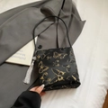 Borsa a secchiello nera con ricamo a farfalla e nappina bianca in un contesto di moda - Nero Con Ciondolo A Nappa