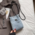 Hellblaue Mini-Handytasche aus Nylon mit verstellbarem schwarz-weißem Kordelriemen - Ohne Anhänger / Hellblau