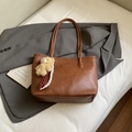 Braune Vintage-Tote-Bag in Groß mit Plüschbär-Anhänger und Fashion-Prägung im Detail - Braun Mit Bär Anhänger