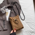 Braune Mini-Nylon-Handytasche mit Kordelzug und gewebtem Gurt in Lifestyle-Aufnahme - Ohne Anhänger / Braun