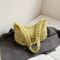 Hellgelbe Schultertasche mit Bubble-Struktur und modischem Falten-Design - Gelb