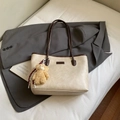 Schicke cremefarbene Leder-Shopper mit braunem Rand und Teddybär-Anhänger auf Blazer - Weiß Mit Bär Anhänger