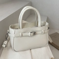 Elegante bolso bandolera de cuero sintético blanco crema con correa decorativa y plata - Blanco
