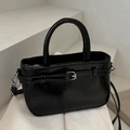 Bolso bandolera de cuero negro brillante con herrajes plateados y asa superior sobre blanco - Negro