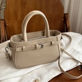 Minibolso de mano beige de cuero sintético con hebilla plateada y correa ajustable fina - Caqui