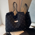 Grand sac cabas en mousseline noire à motif marguerites avec anses en corde tressée - Noir