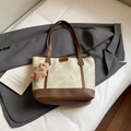 Tragetasche aus grünem Canvas und braunem Leder mit Fashion-Label und Bär-Anhänger - Mit Anhänger / Grau