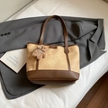 Beigefarbene Canvas-Einkaufstasche mit braunem Lederbesatz und Welpen-Anhänger - Mit Anhänger / Khaki