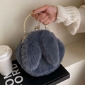 Schicke graue Webpelz-Handtasche mit Hasenohren und stilvollen goldenen Metallgriffen - Graublau