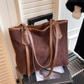Grande borsa tote in pelle scamosciata marrone scuro, borsa a spalla da donna - caffè
