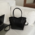 Borsa tote a secchiello nera in pelle vegana con tracolla regolabile e finiture dorate - Nero