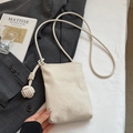Schicke cremeweiße Mini-Handytasche mit Knotenschultergurt auf weißem Laken - Off-White Mit Geflochtenem Kugelanhänger