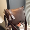 Donkerbruine leren crossbodytas met FASHION-reliëf en geometrische schouderband - Bruin