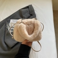 Borsa a mano beige in ecopelliccia con tracolla in un ambiente casa minimalista - Albicocca