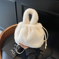 Secchiello chic in ecopelliccia bianca con manico in peluche e coulisse su sedia in pelle - Bianco