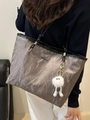Sac fourre-tout gris à texture marbrée avec anses noires et breloque peluche - Gris + Pendentif Elfe Blanc