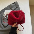 Elegante borsa a secchiello in ecopelliccia rossa con tracolla in pelle e fibbie argento - Rosso