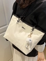Sac fourre-tout blanc minimaliste avec détails noirs et pendentif en peluche mignon - Blanc + Pendentif Elfe Blanc