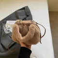 Borsa a tracolla marrone in ecopelliccia a forma di nuvola con cinturino in pelle - Cachi
